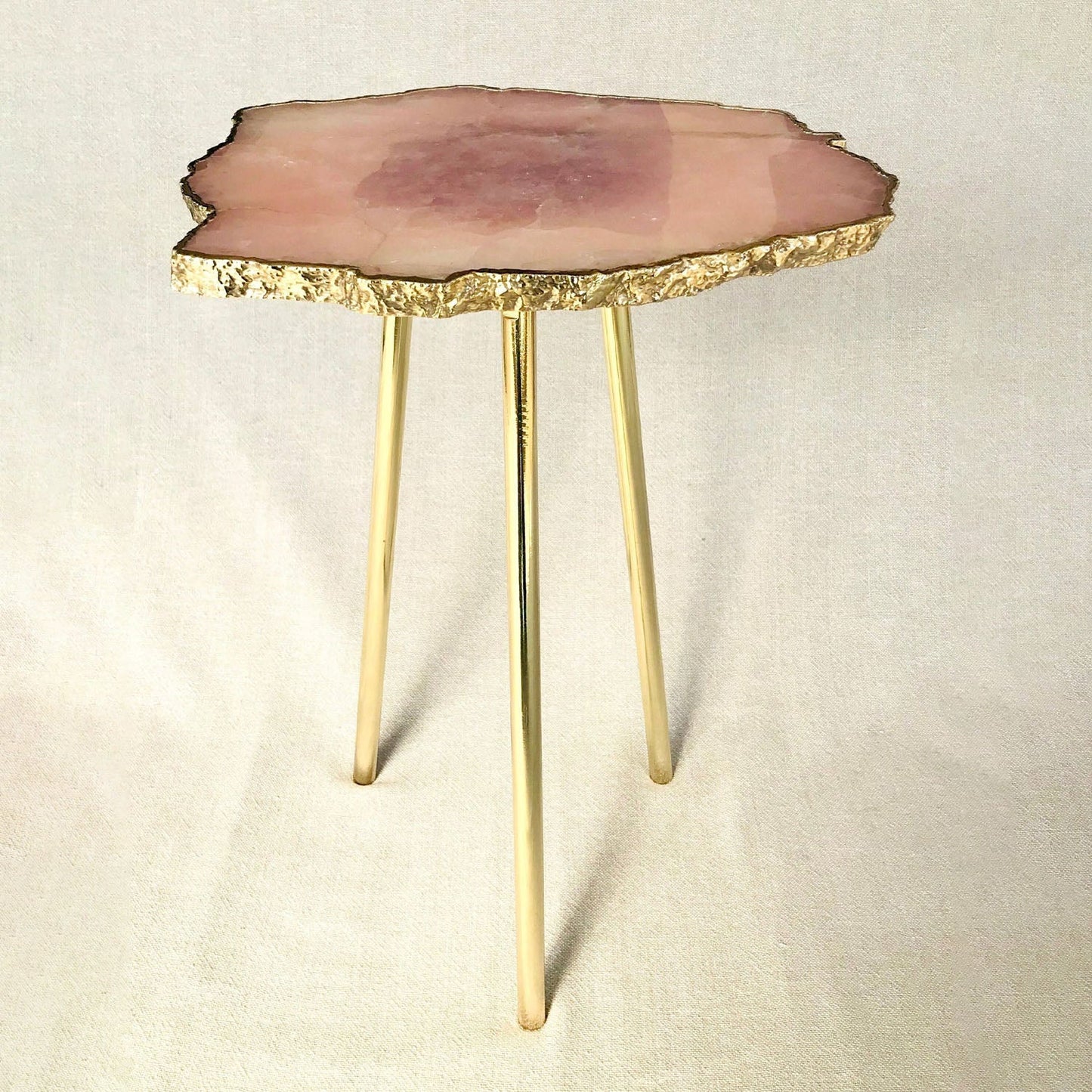 Petit verre à boisson en quartz rose agate, pièce unique, cristal, pierre précieuse, bord organique.