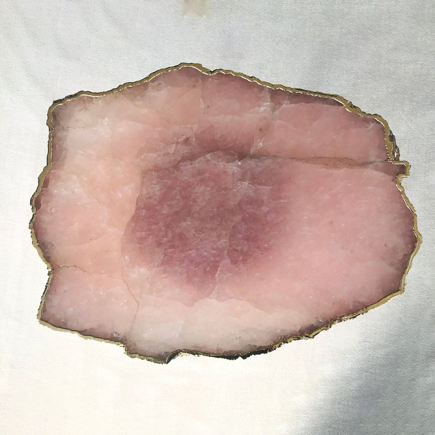 Petit verre à boisson en quartz rose agate, pièce unique, cristal, pierre précieuse, bord organique.