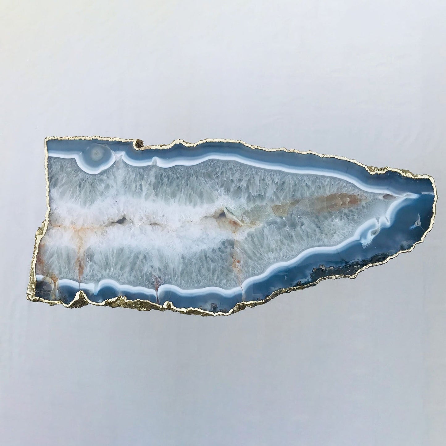 Mesa auxiliar/de centro grande de ágata gris de una sola pieza con borde orgánico de cuarzo, piedra preciosa, cristal y piedra