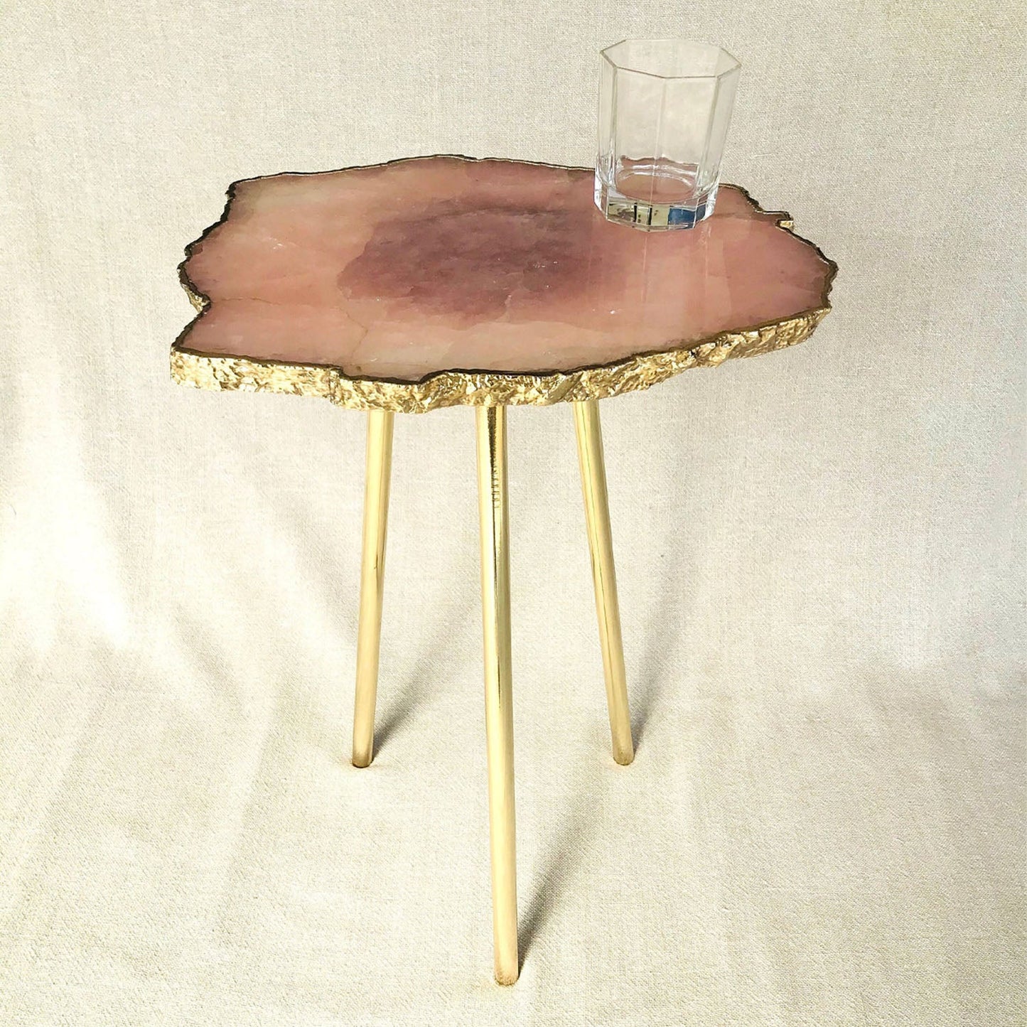 Petit verre à boisson en quartz rose agate, pièce unique, cristal, pierre précieuse, bord organique.