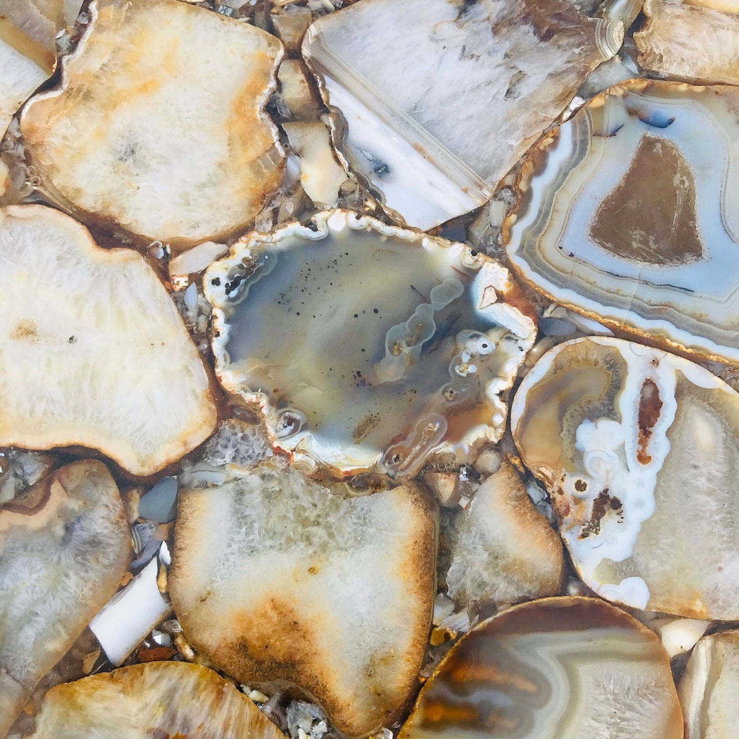 Mesa auxiliar/de centro con borde redondo de ágata dorada