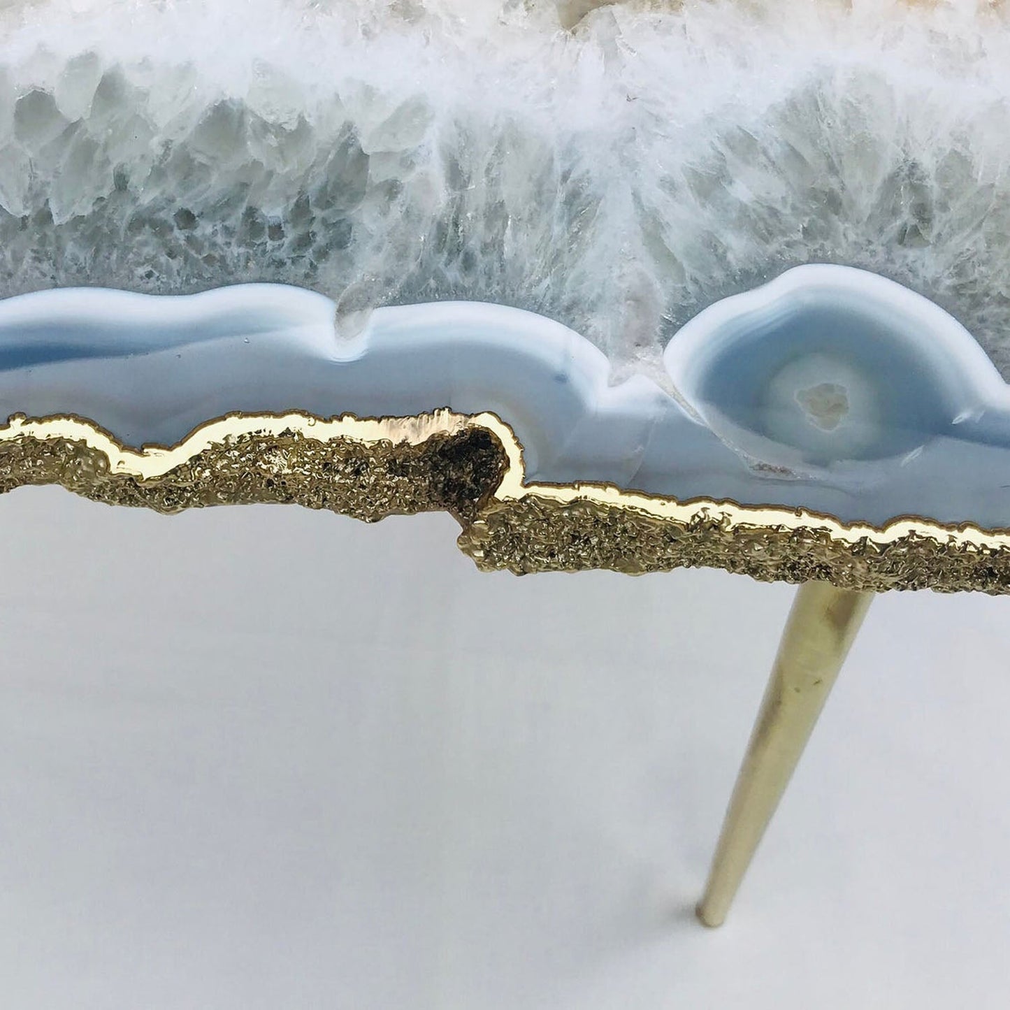 Mesa auxiliar/de centro grande de ágata gris de una sola pieza con borde orgánico de cuarzo, piedra preciosa, cristal y piedra